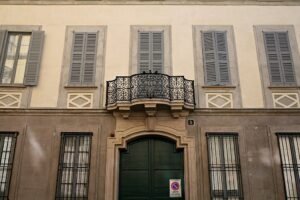 Via Borgonuovo, facade