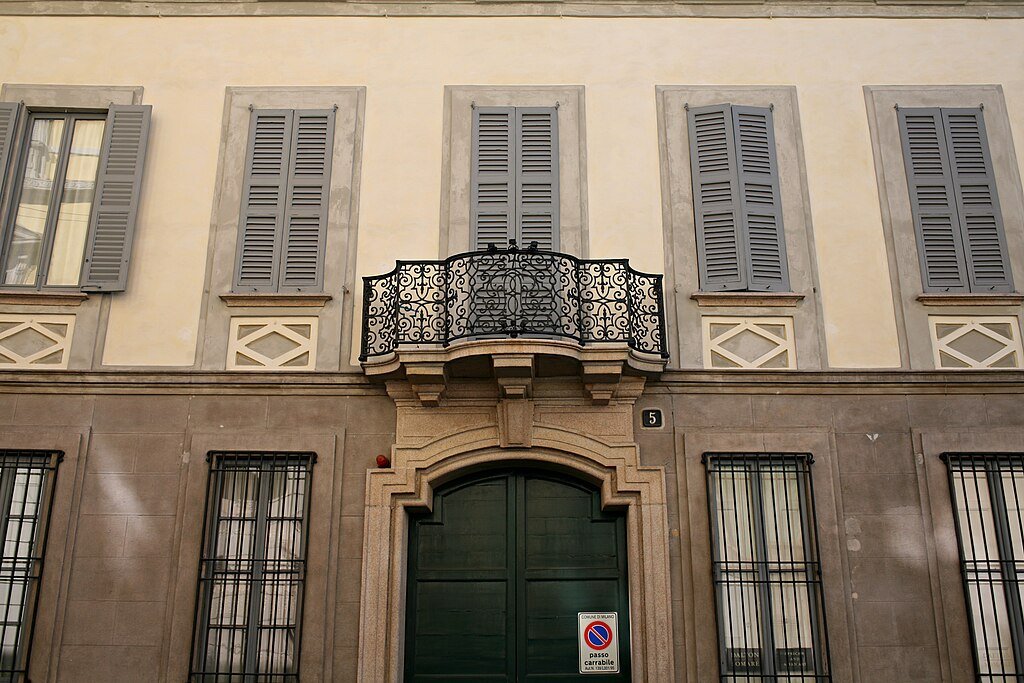 Via Borgonuovo, facade